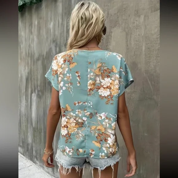 🎉Host Pick🎉 Floral Print Notched Neck Blouse. NWT - Picture 3 of 7